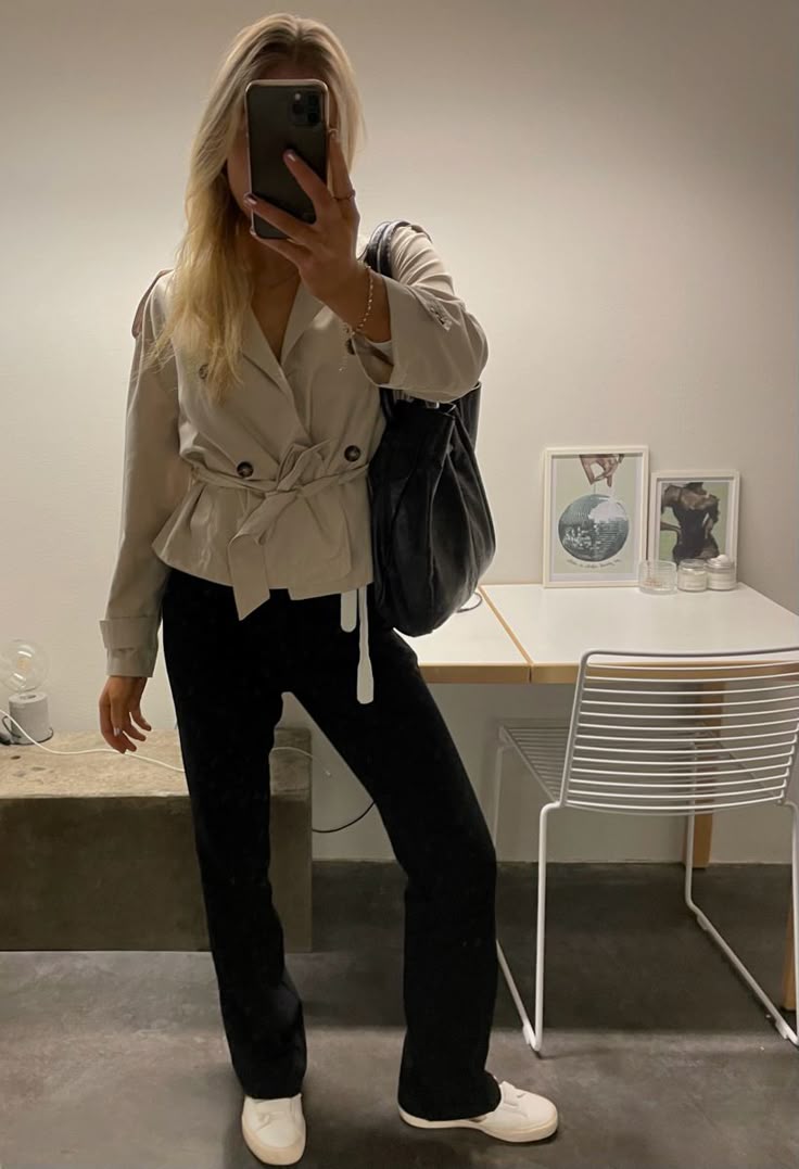 Kara kurzer Trenchcoat mit Stehkragen
