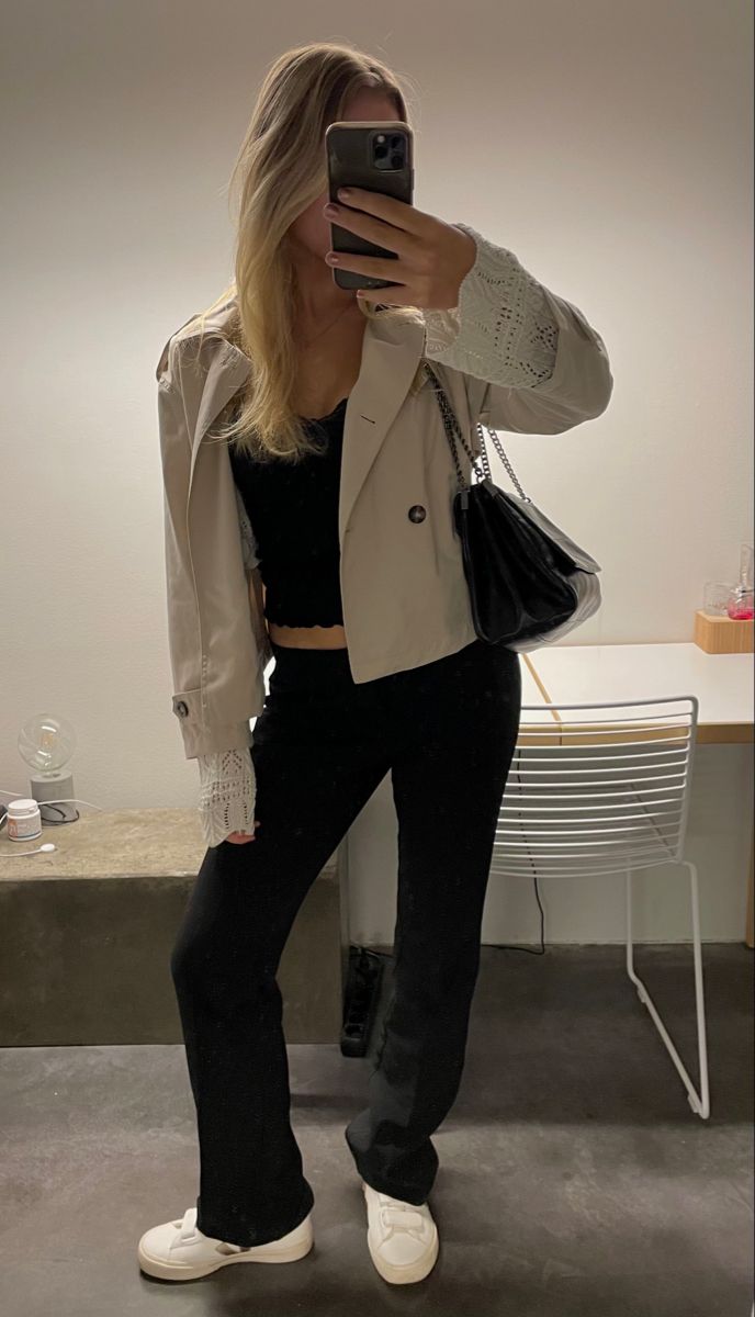 Kara kurzer Trenchcoat mit Stehkragen