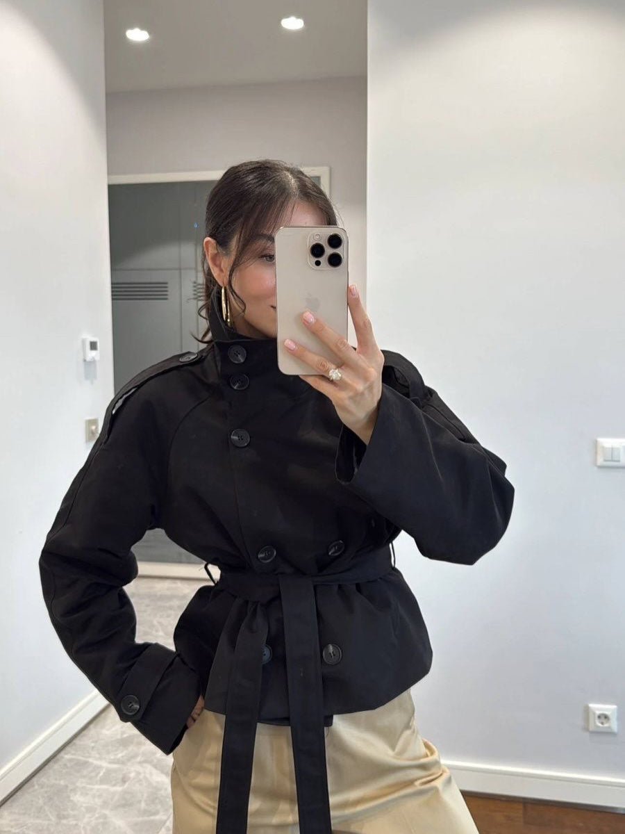 Kara kurzer Trenchcoat mit Stehkragen