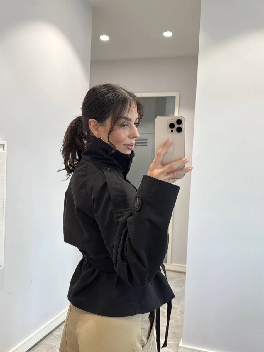 Kara kurzer Trenchcoat mit Stehkragen