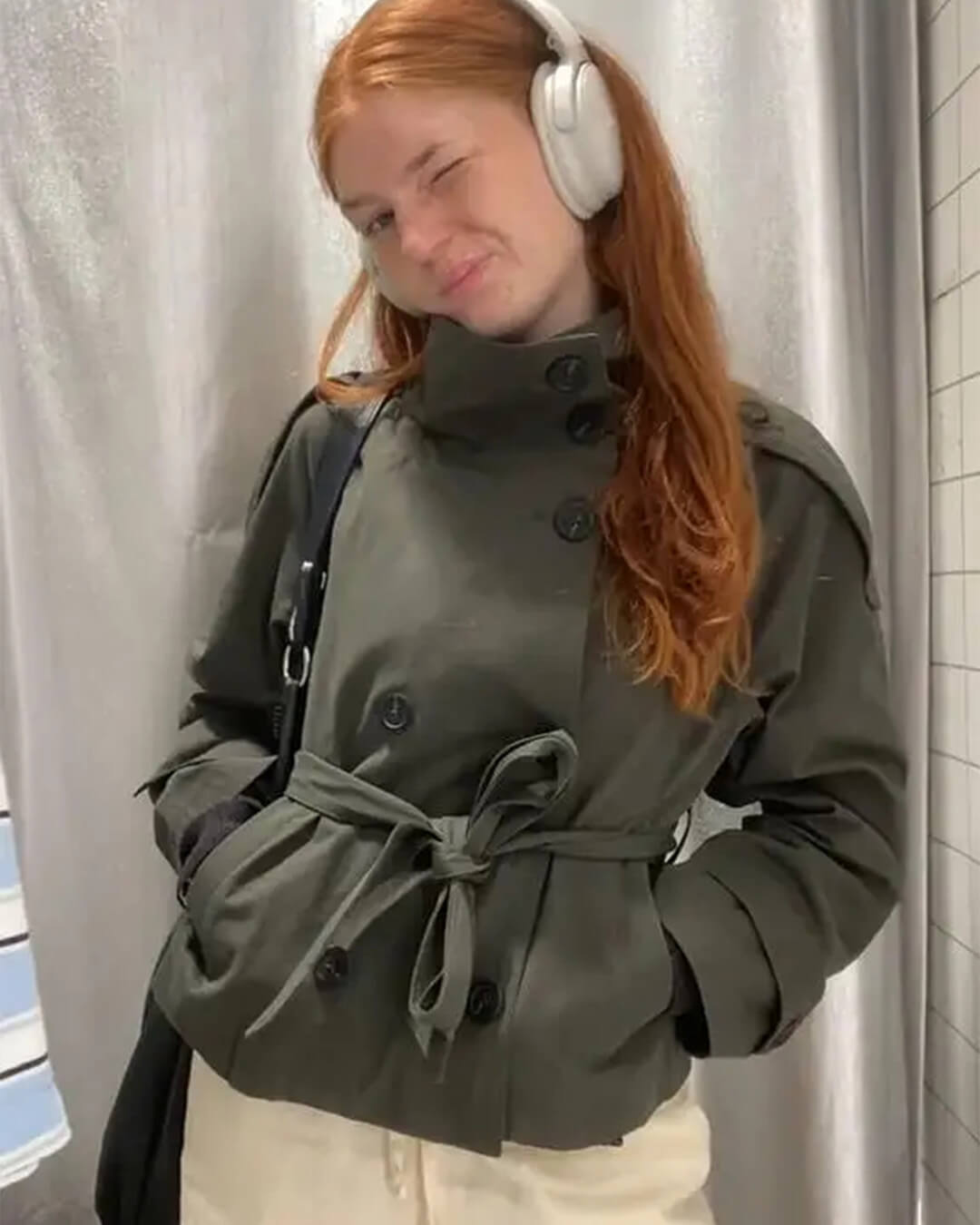 Kara kurzer Trenchcoat mit Stehkragen