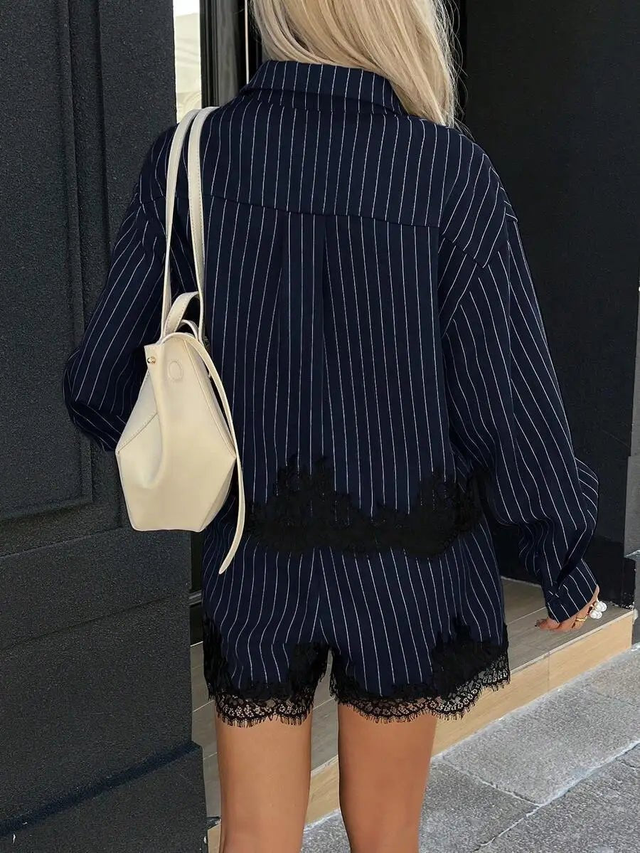 Kate Shorts-Set mit Nadelstreifen und Spitzenbesatz am Saum