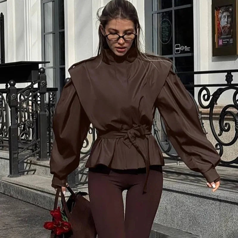 Trenchcoat mit Spitzenrevers und Schnürung