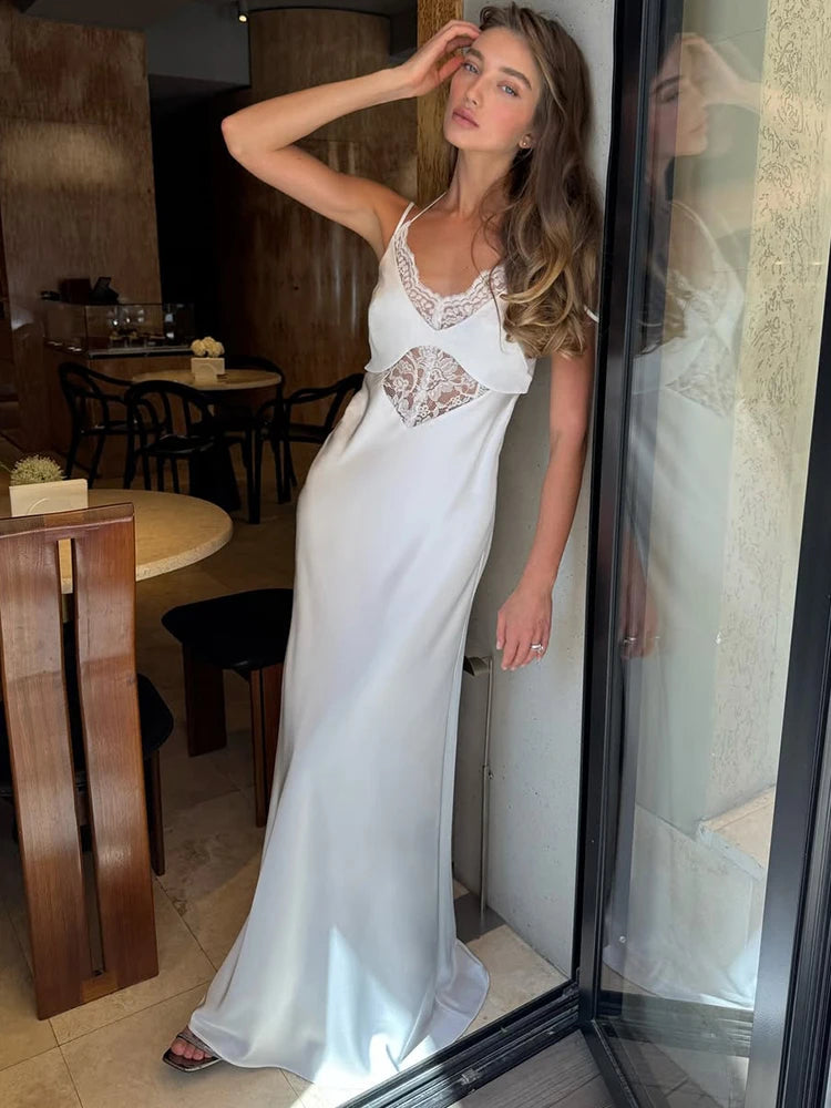 Rückenfreies Spitzen-Maxikleid mit V-Ausschnitt und Schnürung