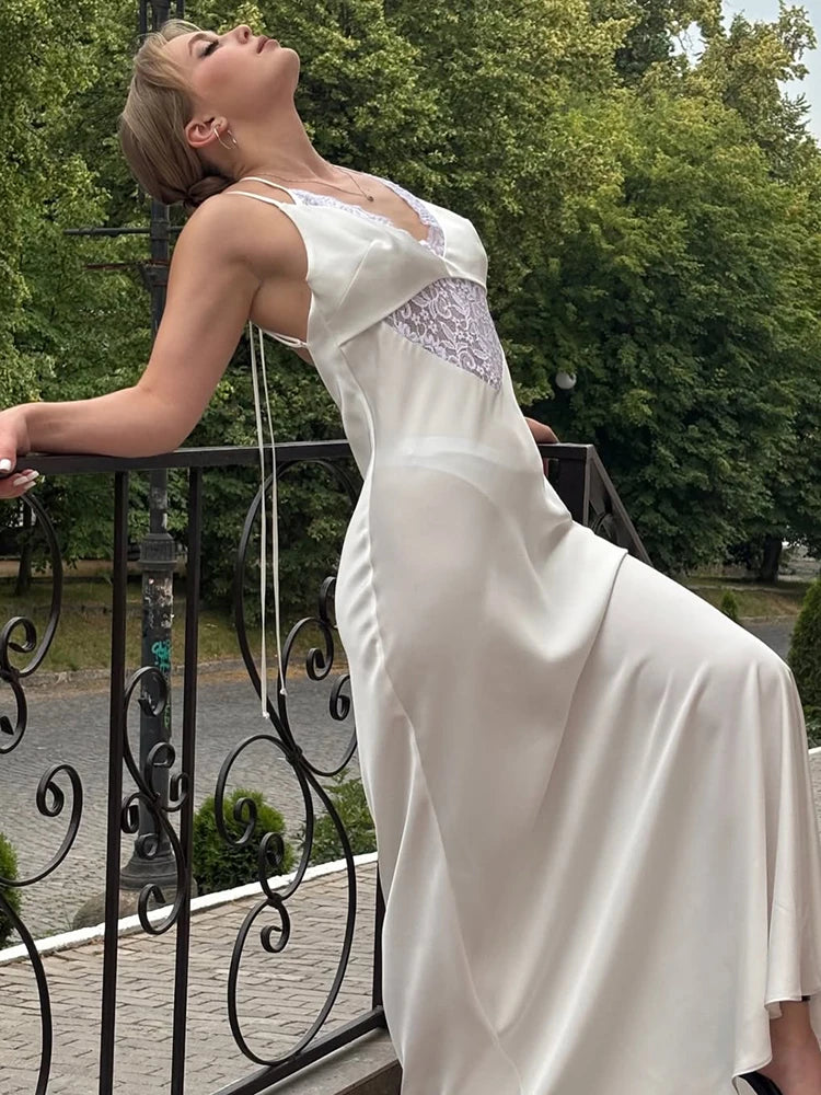 Rückenfreies Spitzen-Maxikleid mit V-Ausschnitt und Schnürung