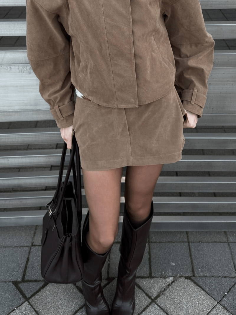 Lara Set aus Cropped-Mantel aus Veloursleder und Minirock
