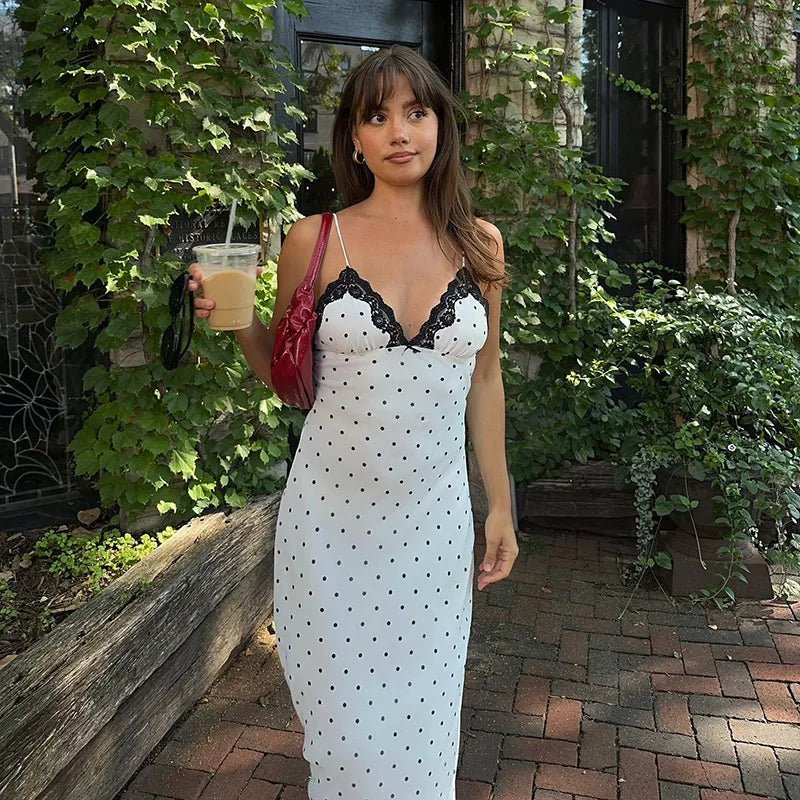 Laura Kleid mit Spitzenbesatz und Punkten