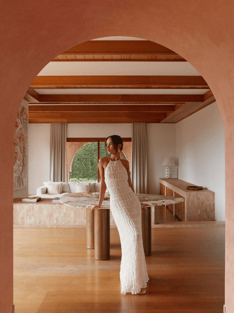 Leslie rückenfreies Maxikleid mit modellierter Struktur