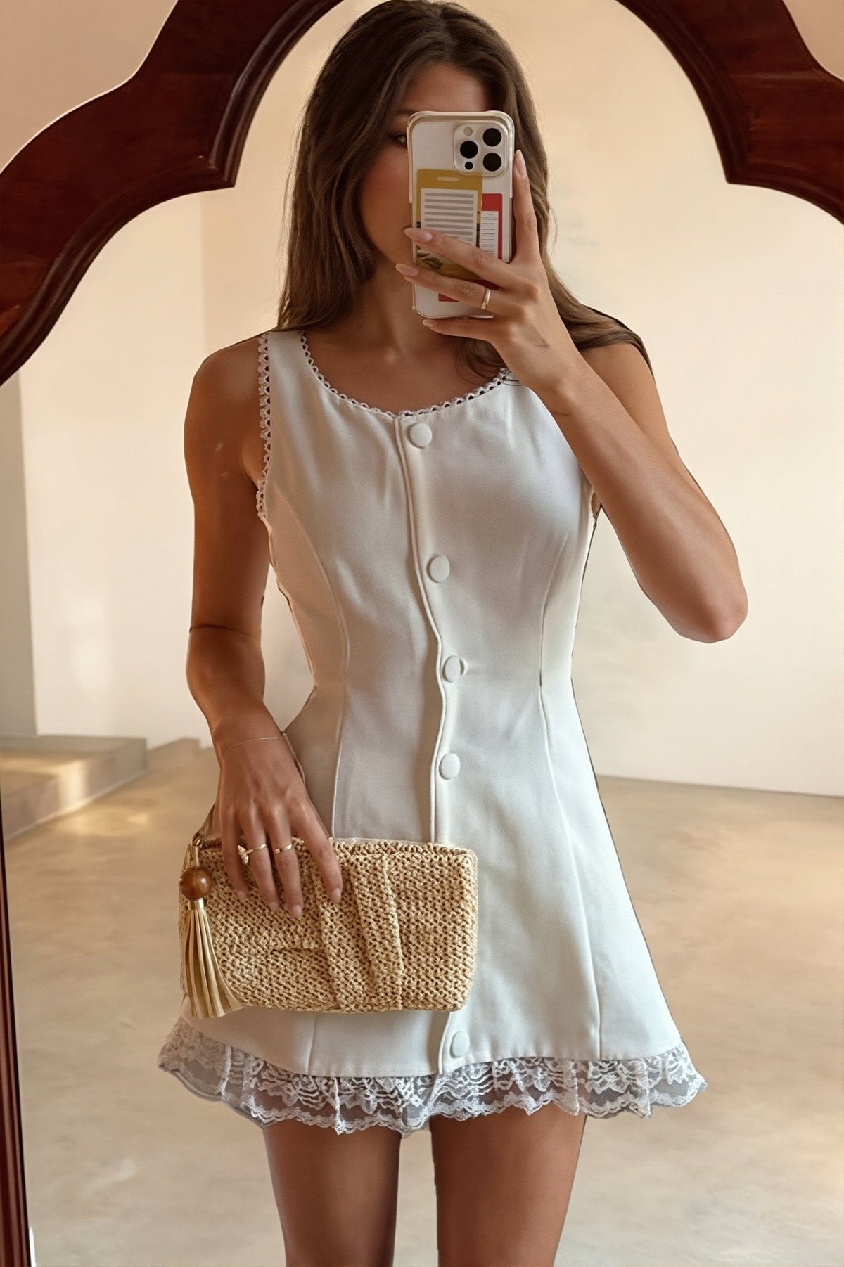 Lia figurbetontes Minikleid mit ausgestelltem Rock und Spitzenbesatz