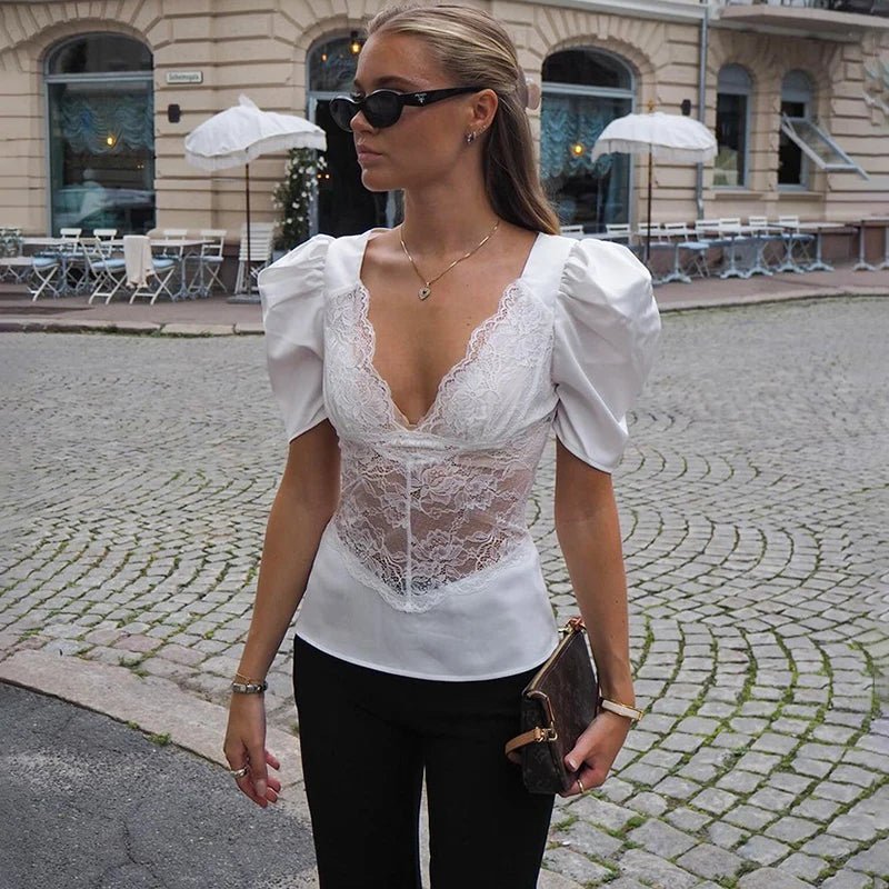 Lily Spitzentop mit tiefem Ausschnitt