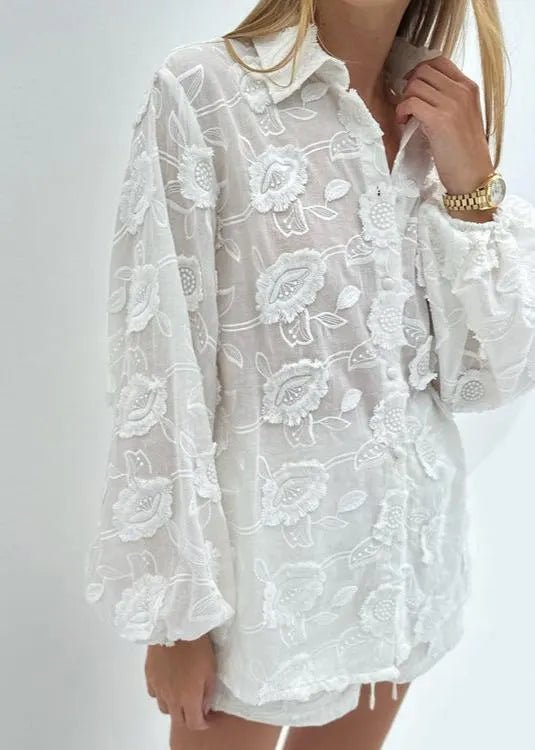 Lily Transparentes besticktes Hemd- und High-Waist-Shorts-Set