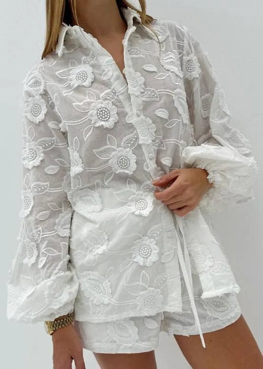 Lily Transparentes besticktes Hemd- und High-Waist-Shorts-Set