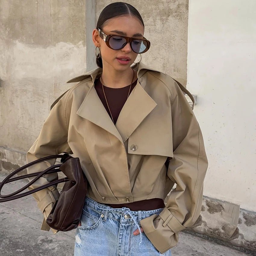 Lola Kurzer Trenchcoat mit Plisseefalten