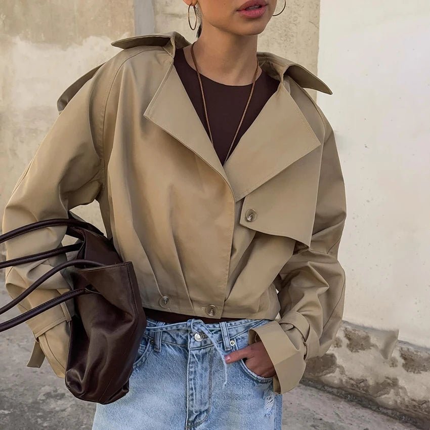 Lola Kurzer Trenchcoat mit Plisseefalten