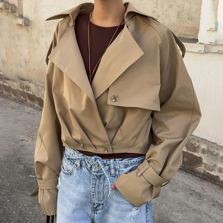 Lola Kurzer Trenchcoat mit Plisseefalten