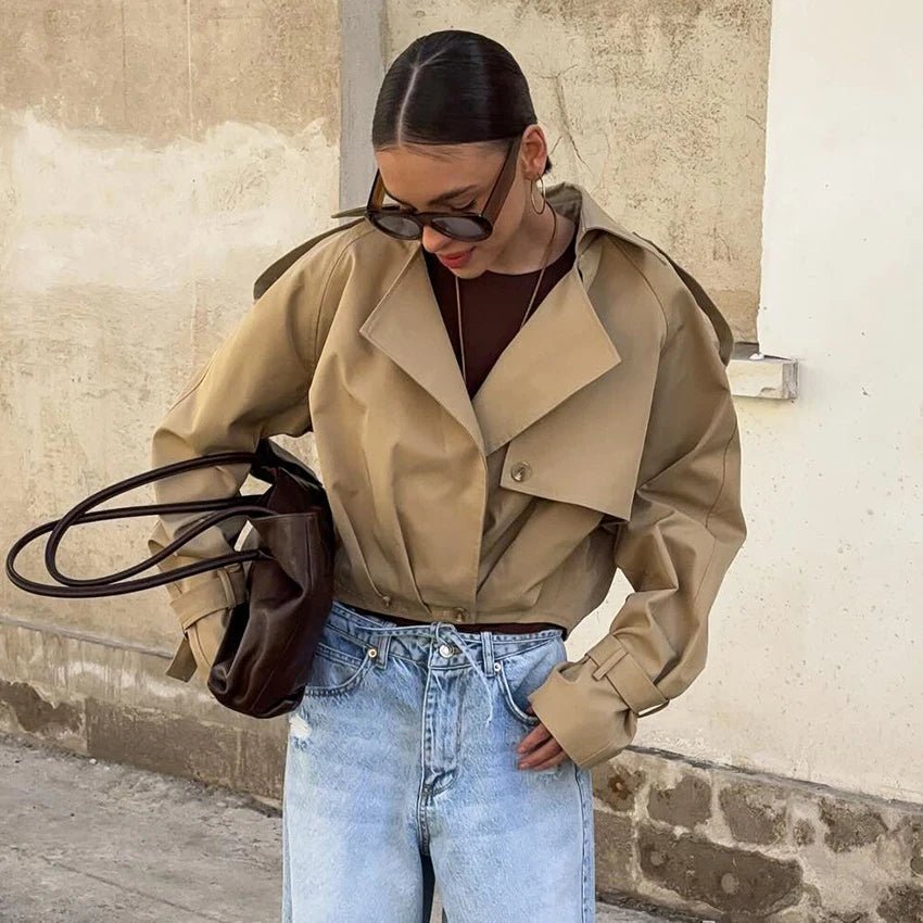 Lola Kurzer Trenchcoat mit Plisseefalten