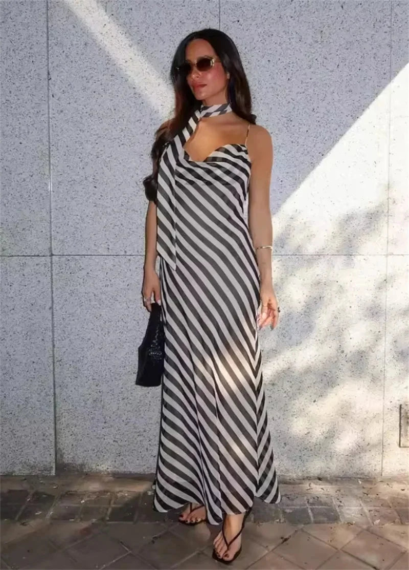 Lola Gestreiftes Maxikleid mit Schaldesign