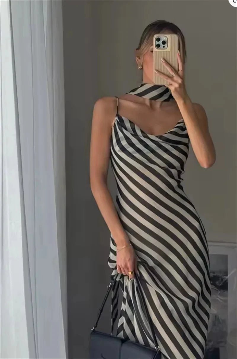 Lola Gestreiftes Maxikleid mit Schaldesign