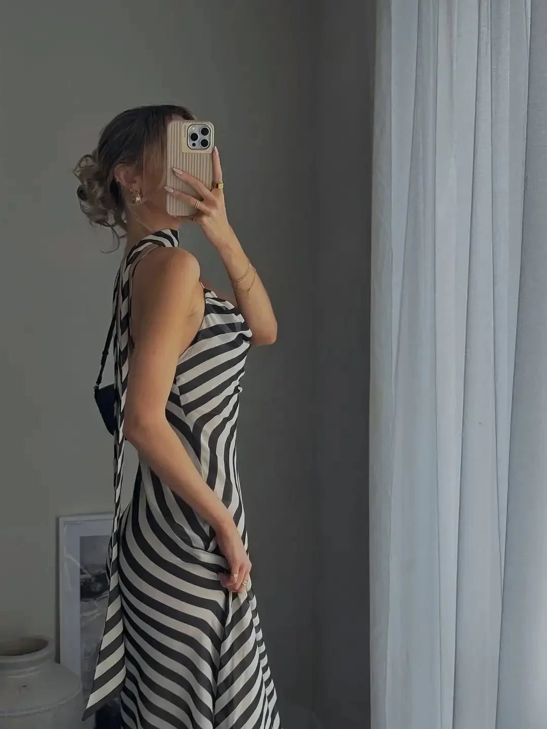 Lola Gestreiftes Maxikleid mit Schaldesign
