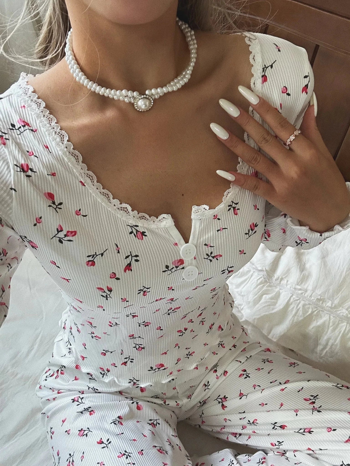Geblümtes Pyjama-Set mit langen Ärmeln