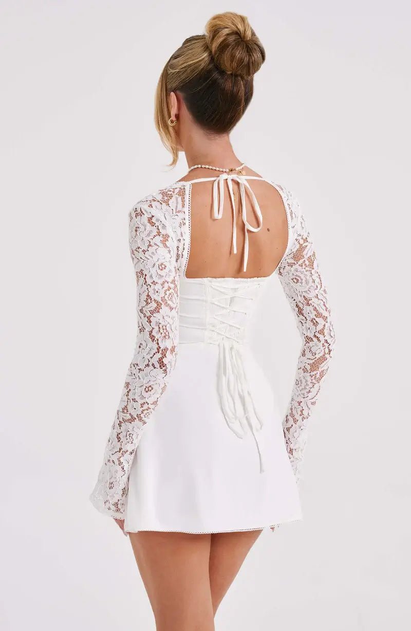 Louises Minikleid mit Spitzendetails