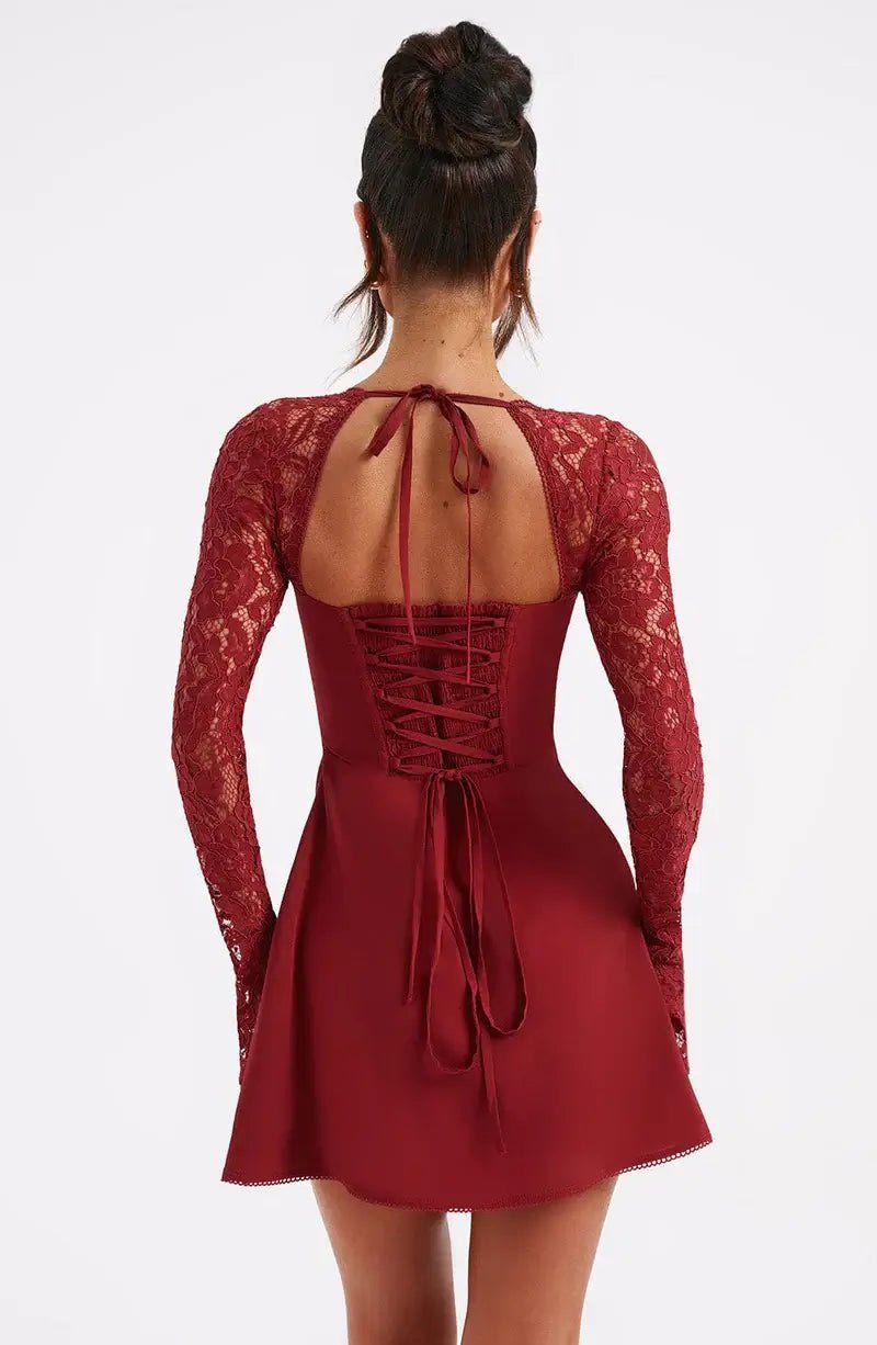 Louises Minikleid mit Spitzendetails