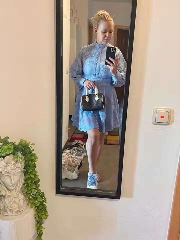 Lucia Tailliertes Spitzenkleid mit Stickereien