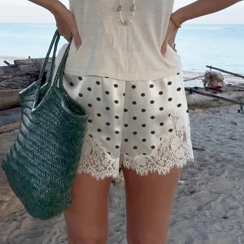 Lucy Satinshorts mit Spitze und Polka-Dots