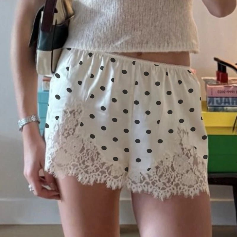 Lucy Satinshorts mit Spitze und Polka-Dots