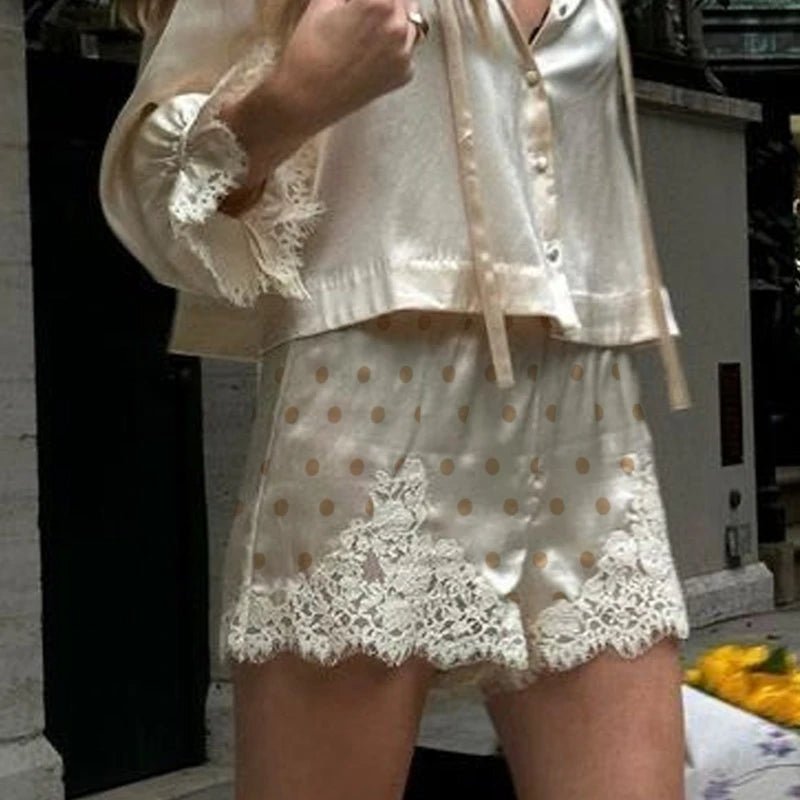 Lucy Satinshorts mit Spitze und Polka-Dots