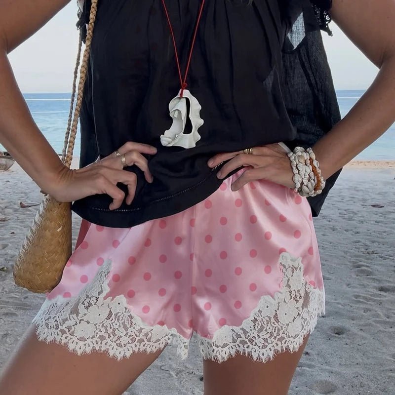 Lucy Satinshorts mit Spitze und Polka-Dots