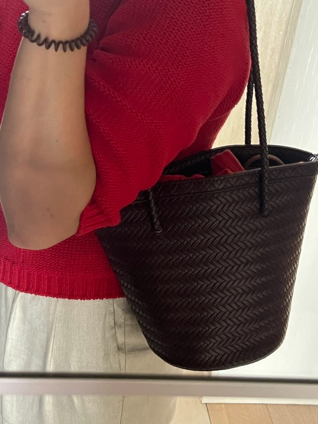 Meryl Geflochtene Beuteltasche mit Täschchen