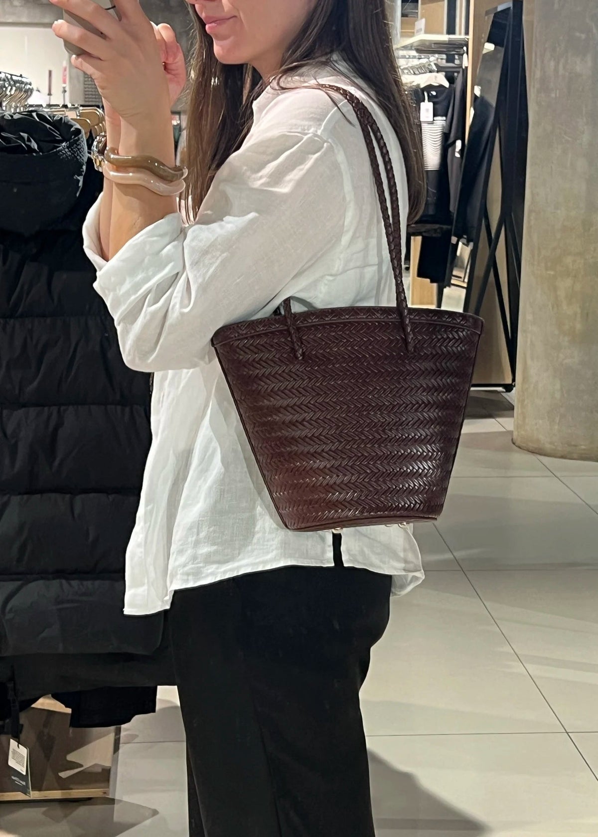 Meryl Geflochtene Beuteltasche mit Täschchen