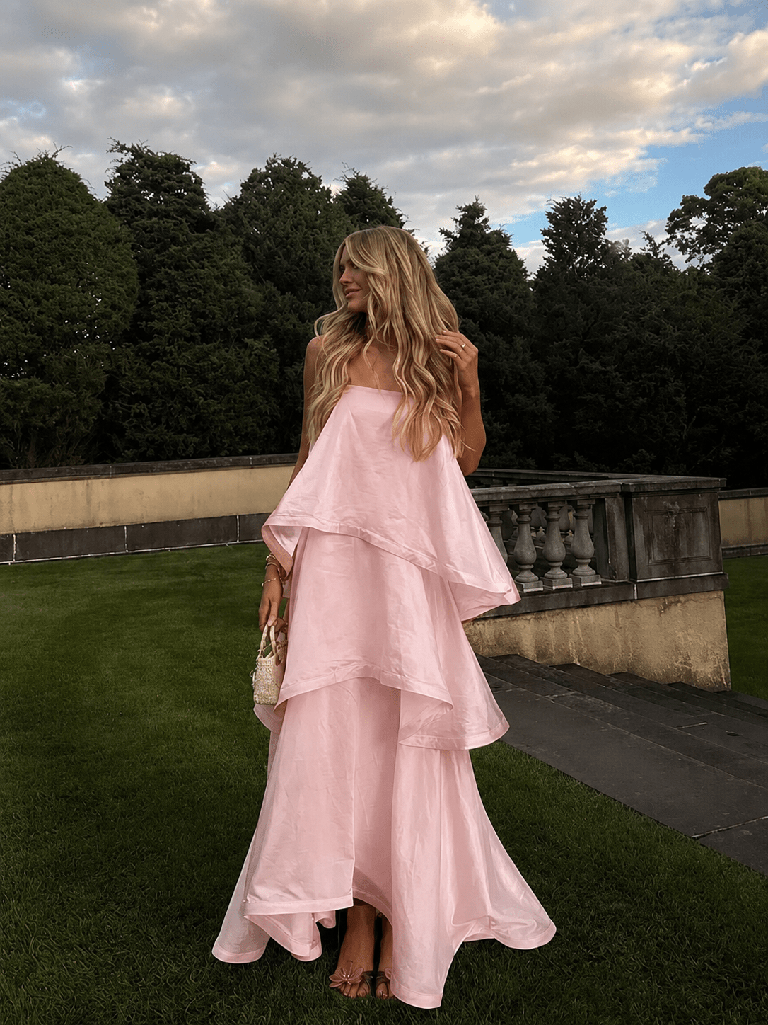 Mila Langes Kleid mit mehreren Rüschenlagen