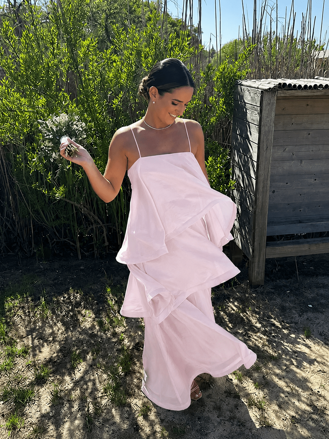 Mila Langes Kleid mit mehreren Rüschenlagen