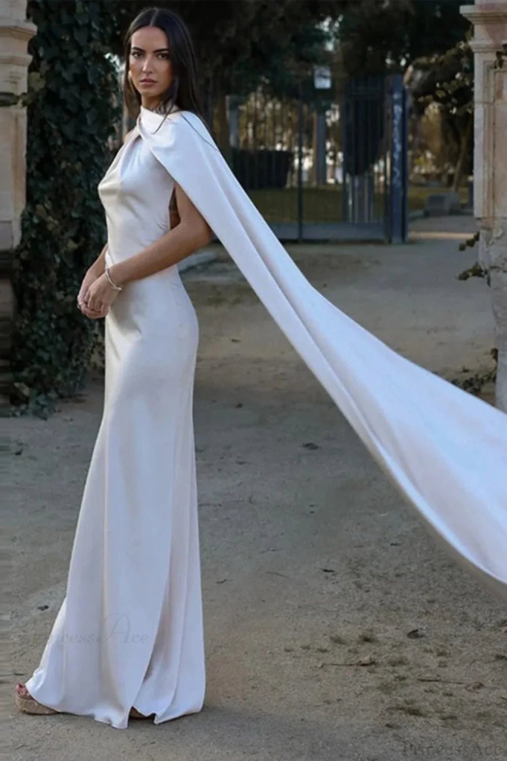 Mila Satin-Neckholderkleid