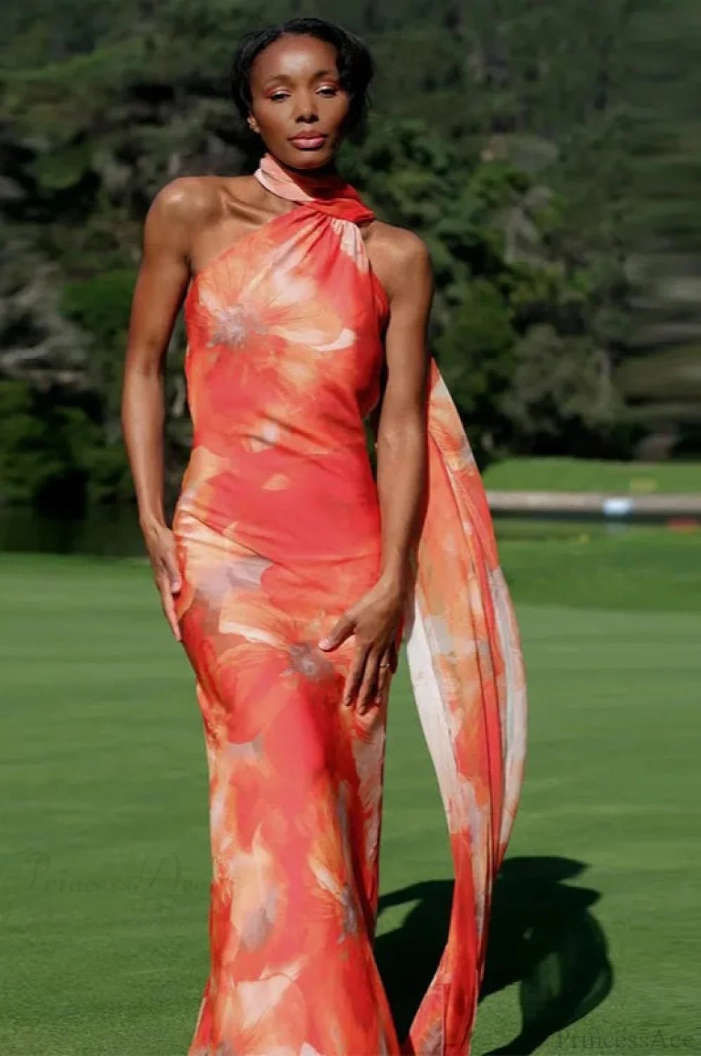 Mila Satin-Neckholderkleid