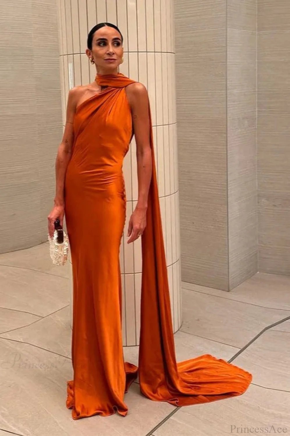 Mila Satin-Neckholderkleid