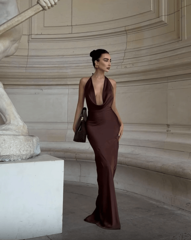 Naomi Braunes rückenfreies Neckholder-Maxikleid