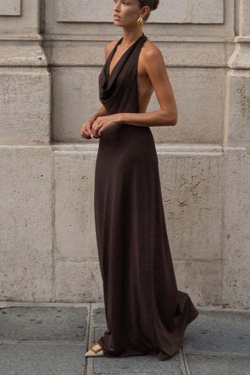Naomi Braunes rückenfreies Neckholder-Maxikleid