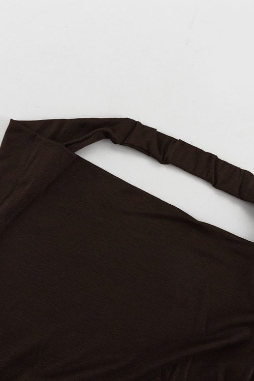Naomi Braunes rückenfreies Neckholder-Maxikleid