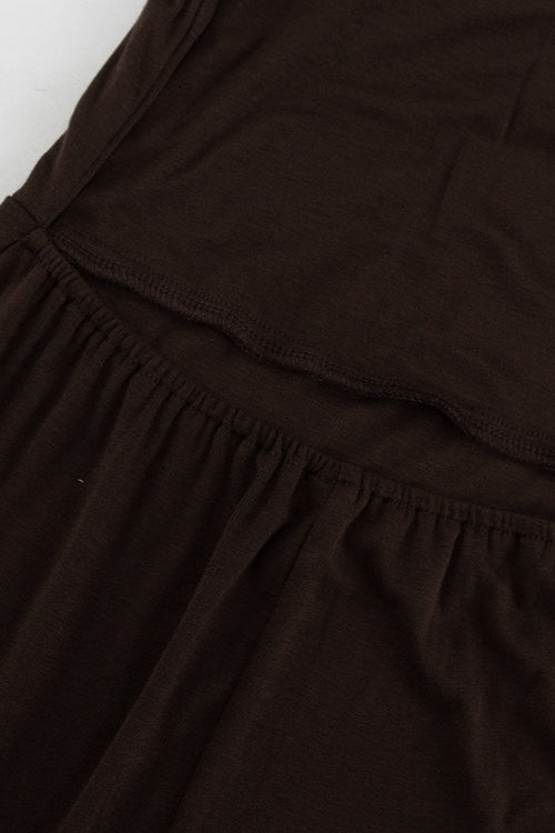 Naomi Braunes rückenfreies Neckholder-Maxikleid
