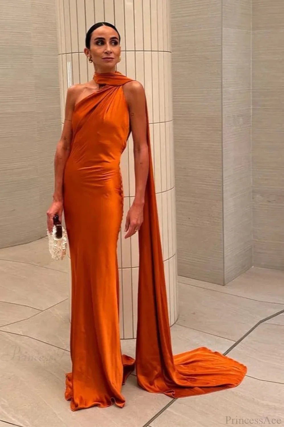 Neele Satin-Maxikleid mit Neckholder und offenem Rücken
