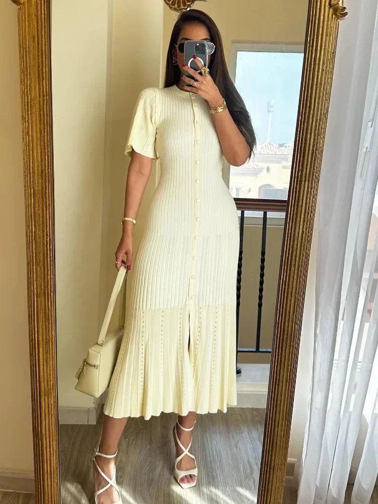 Ninon Strick-Midikleid mit Plisseefalten und Trompetenärmeln
