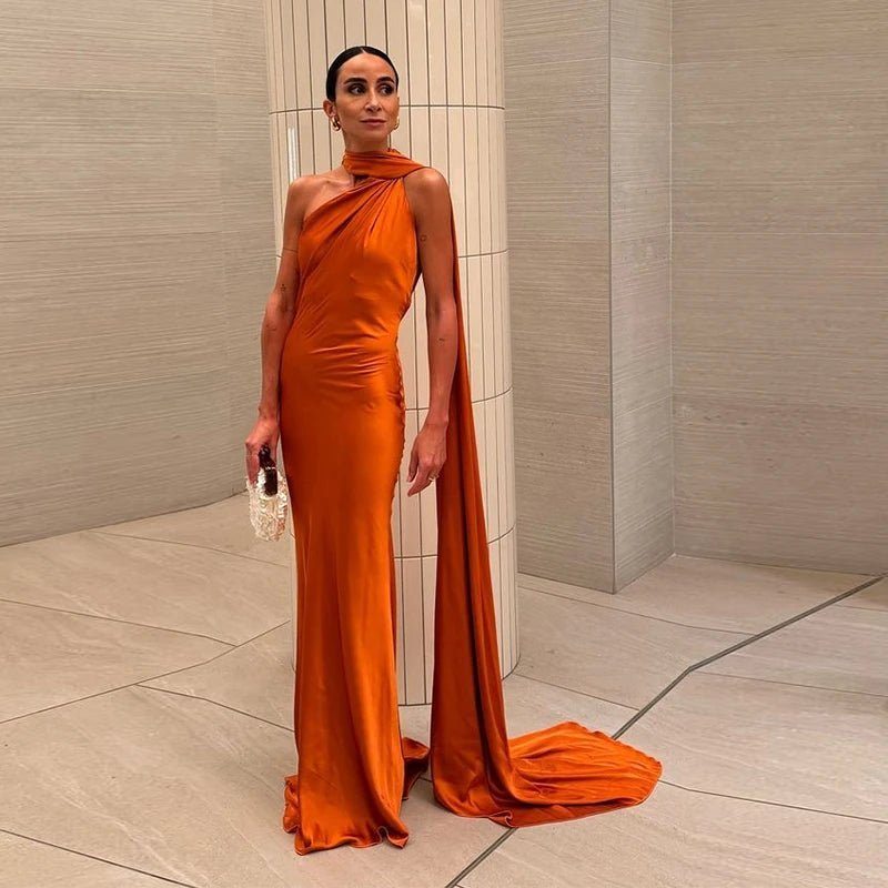 Noor Rückenfreies Satin-Neckholderkleid