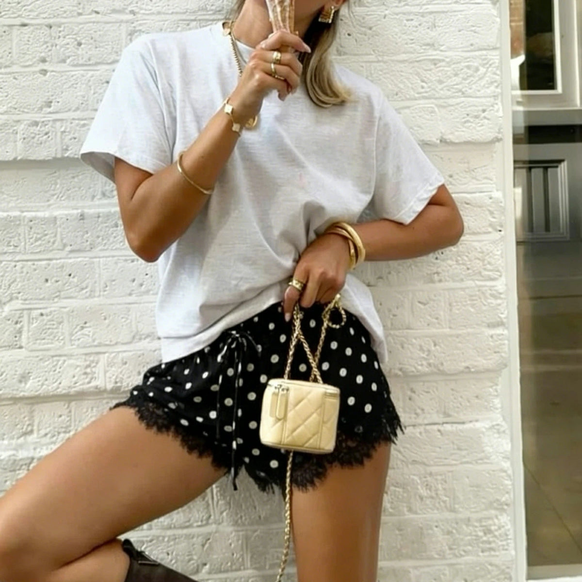 Paula Schwarze Satinshorts mit Polka-Dots