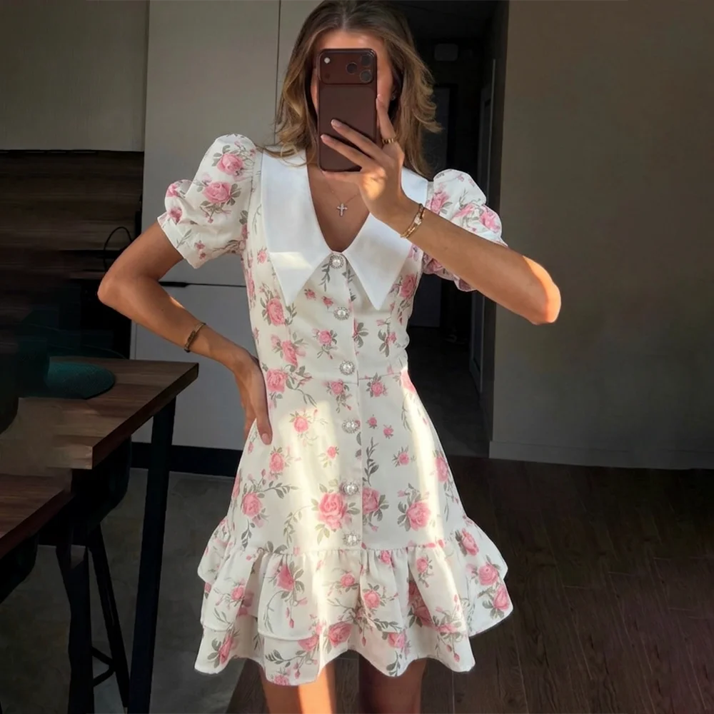 Bedrucktes Volant-Minikleid mit V-Ausschnitt