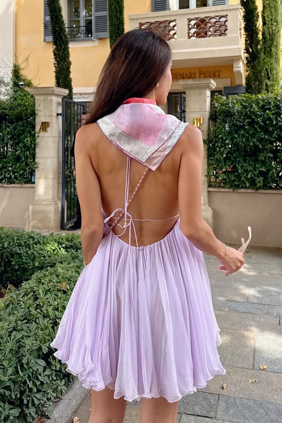 Priscilla Minikleid mit tiefem Ausschnitt und Rückenausschnitt