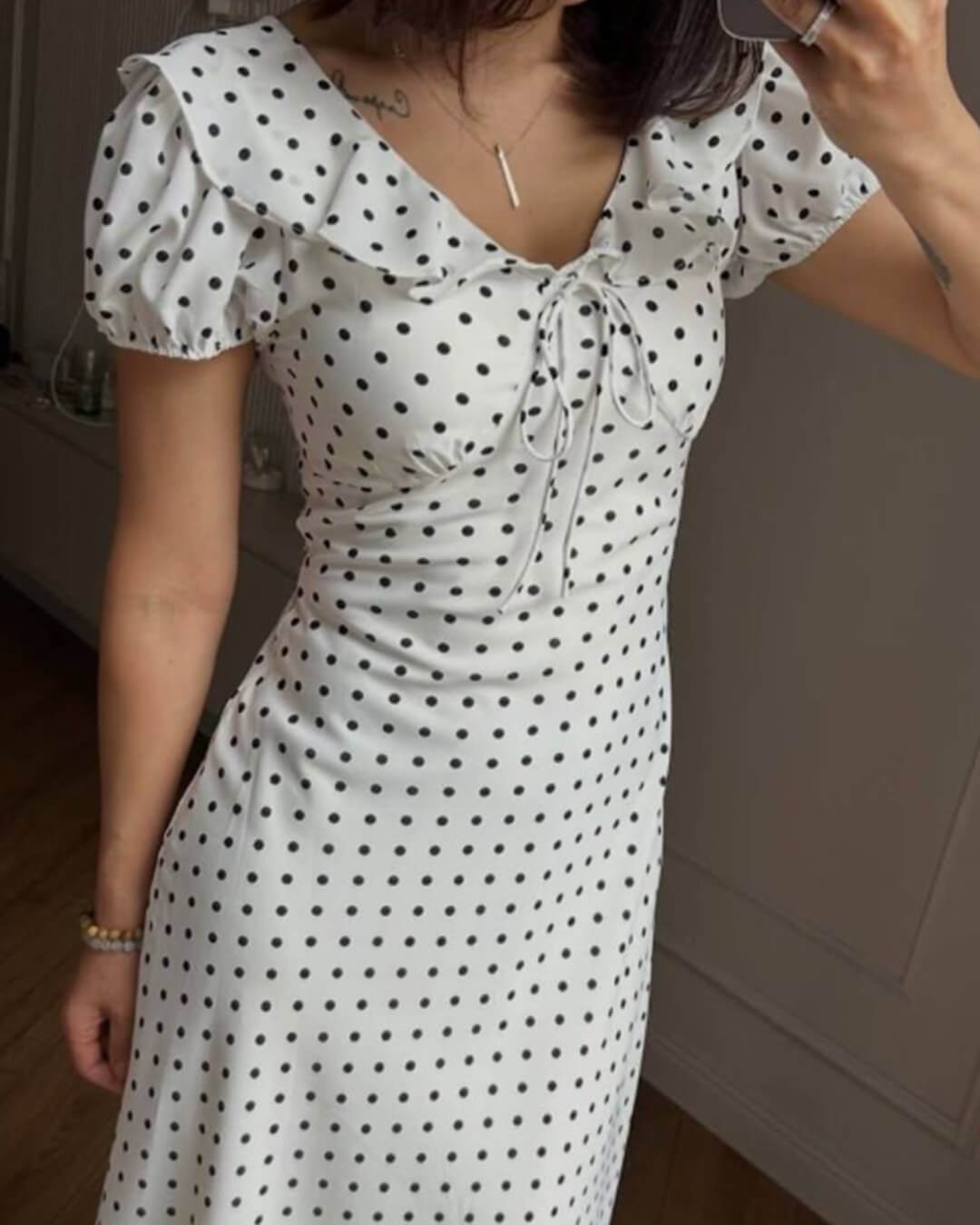 Rachel Maxikleid mit Polka-Dots und V-Ausschnitt