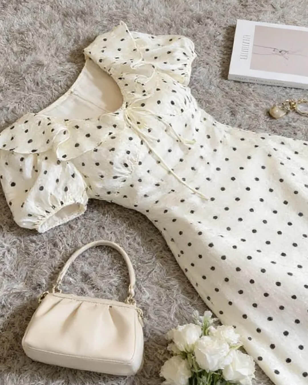 Rachel Maxikleid mit Polka-Dots und V-Ausschnitt